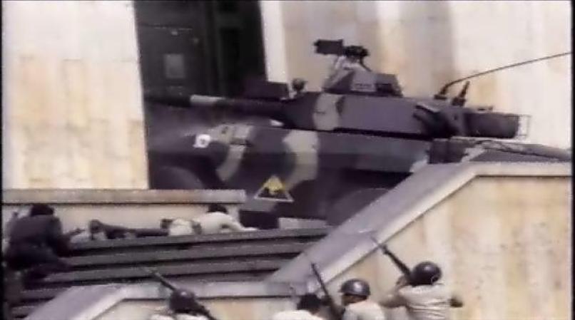Los tanques de guerra entran, ante los ojos de los colombianos que ven estas imágenes por televisión, al Palacio de Justicia en un acto frontal de defensa.