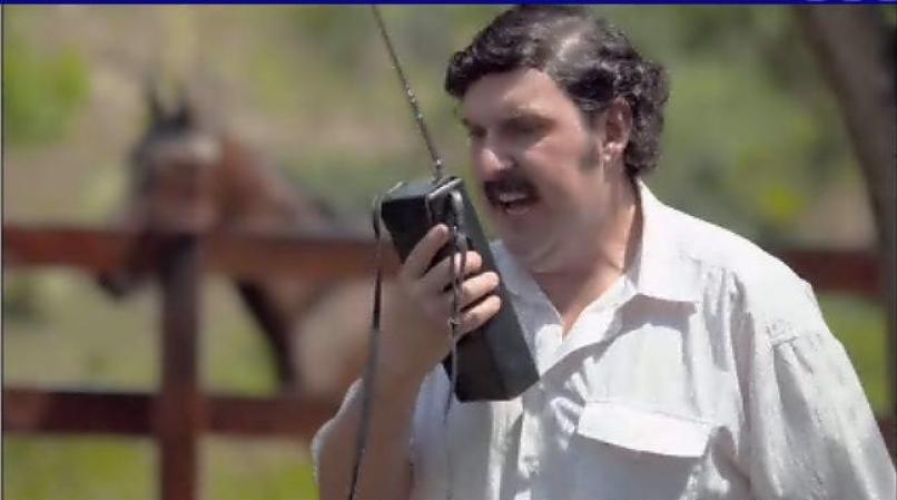 Pablo Escobar da la instrucción a unos sicarios españoles de que maten al Embajador de Colombia en Budapest, quien anteriormente había hablado mal públicamente de él.