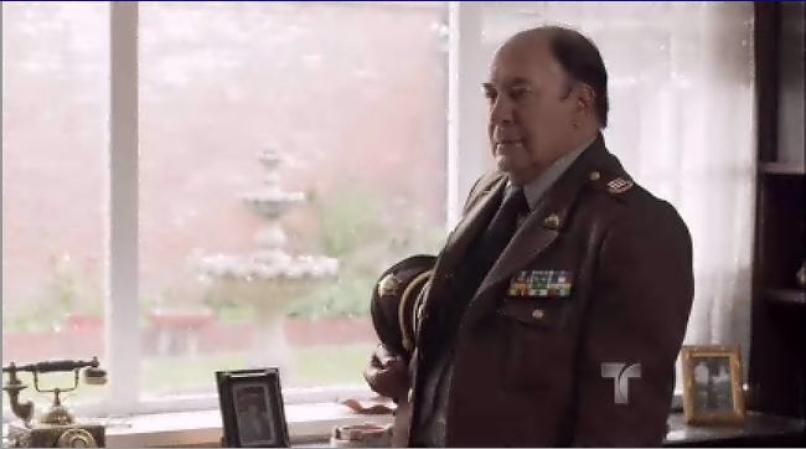 El comandante no puede creer que lo saquen así de su cargo, y aprovecha para decirle a Aristides que Pablo Escobar no estaba en el edificio del atentado.