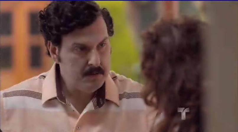 Pablo, aunque está enojado con ella por haberse visto con uno de sus enemigos, le dice que la ha extrañado.