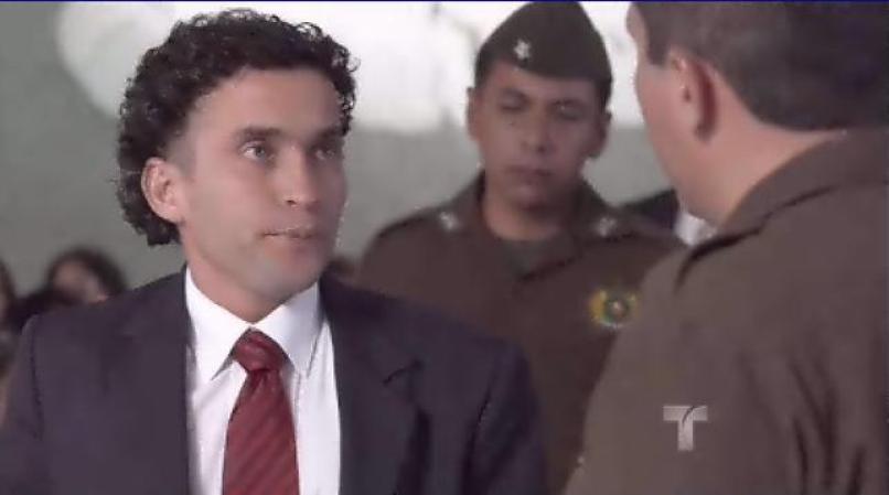 Guardias de seguridad lo ven sospechoso y lo detienen para pedirle sus documentos.