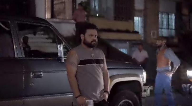 Los hombres de Pablo llegan a la casa de su cuñado para asegurarse de que está libre de peligro.
