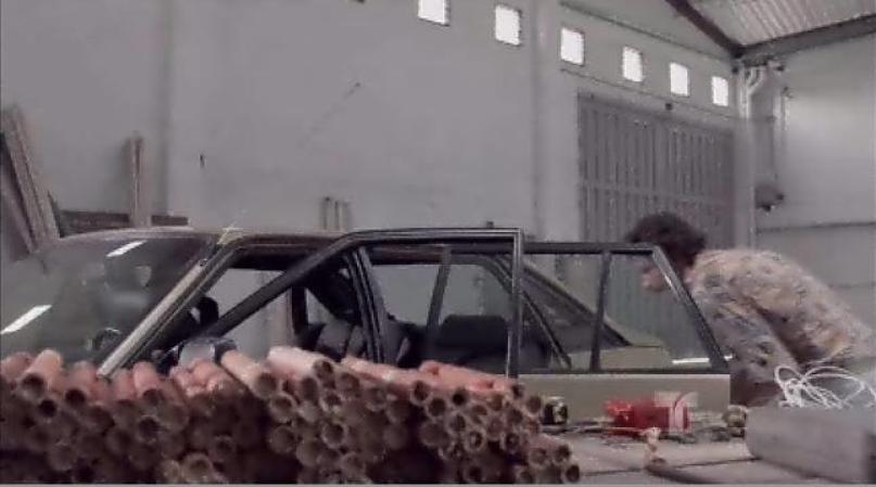 Y lo piensa hacer con un coche bomba repleto de dinamita.