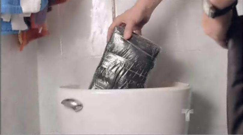 Y se asegura de que así sea colocando un paquete de coca en la taza de un inodoro.