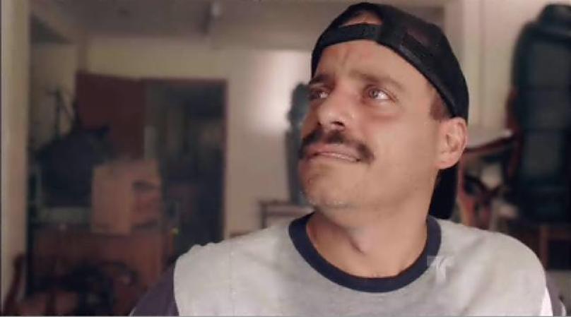Escobar le perdona la vida a Marino, pero lo hace prometer que matará a Yesenia.
