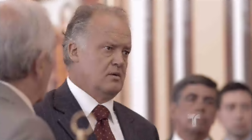 Rápidamente los medios empiezan a dar la noticia, y el ex Presidente va con el actual Presidente para pedirle que haga algo para recuperar a su hijo.