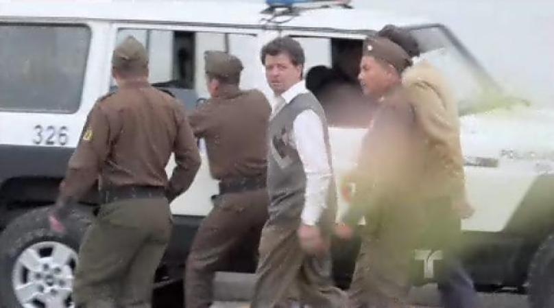 Ante esto los saca la Policía del periódico y deciden abandonar el país, impidiendo así que Escobar llevara a cabo sus planes de asesinarlos.