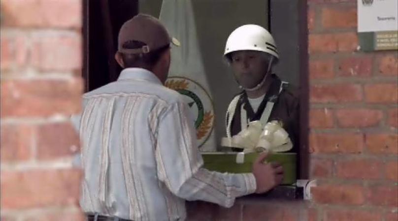 A la oficina del Coronel Quintana, jefe de la Policía de Antioquia, llegan unas supuestas flores.