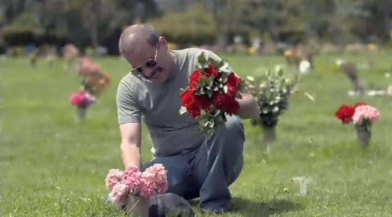 Sin poder olvidar a la mujer que amaba y que é mismo, por instrucciones de Escobar, mató.