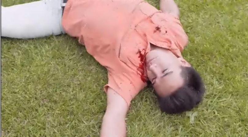 Pero éste huye y sólo logra matar a uno de sus hombres.
