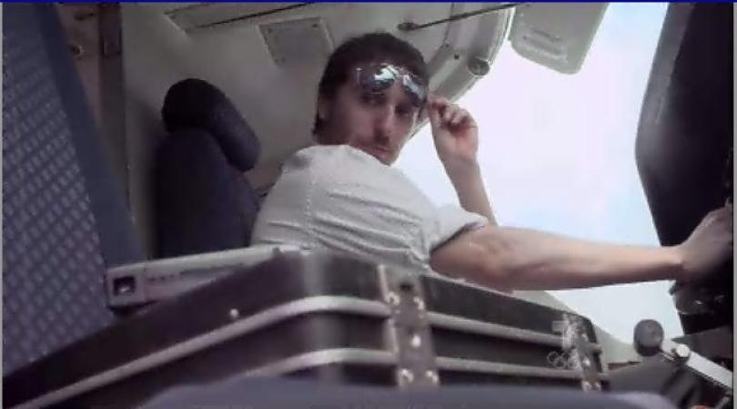 Sin embargo en el avión, el piloto, quien es un infiltrado de la DEA graba toda la conversación que sostienen.