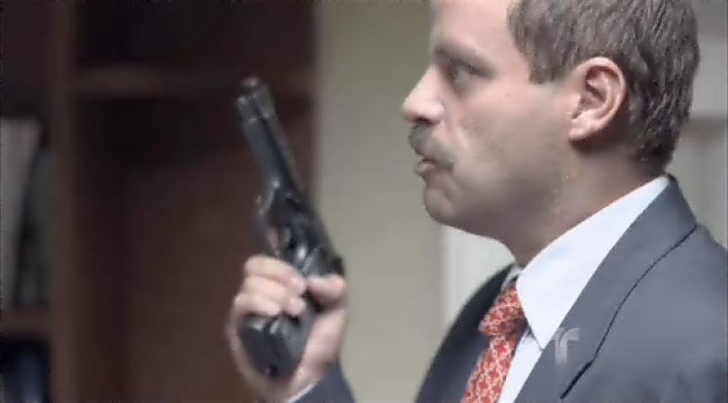 E inmediatamente saca una pistola para llevárselo.