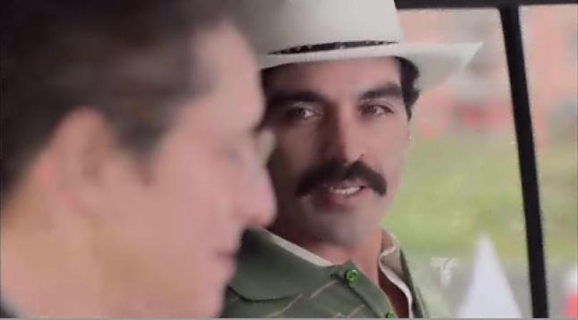 Pizano conversa con uno de sus colaboradores camino al aeropuerto.
