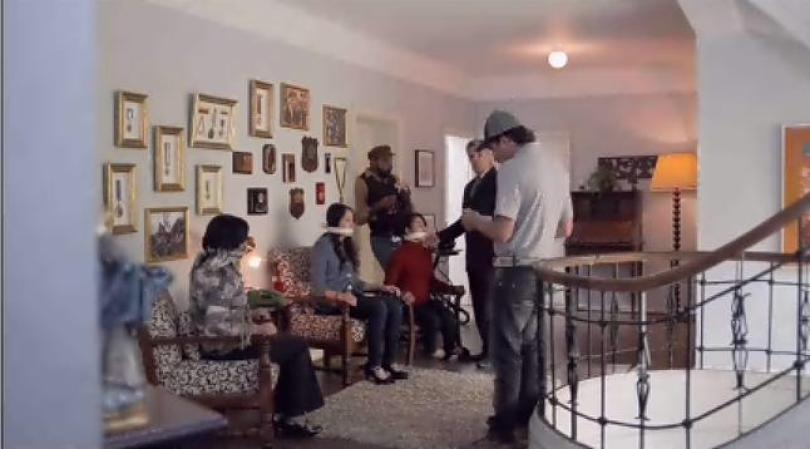 El ex general, tras cumplir con el encargo regresa a su casa para que liberen a su familia.