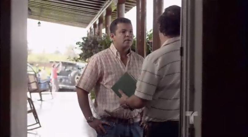 Miguel, de las Autodefensas, se presenta con Escobar a realizarle una propuesta.