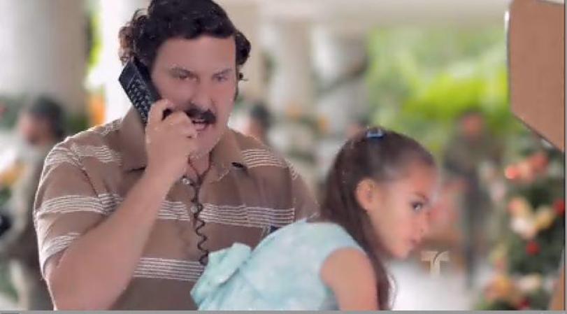 Escobar cínicamente le dice que no se preocupe, "que mujeres, hay muchas".