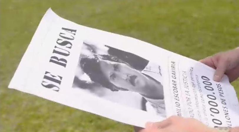 El mayor Aristides llena la ciudad con cartelones en busca de Pablo Escobar, ofreciendo una recompensa.