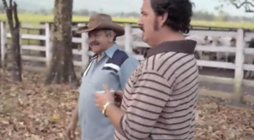 Pablo le dice al dueño de unas tierras que quiere comprarlas.