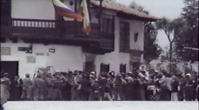 El Ejército y los curiosos empiezan a rodear la zona.