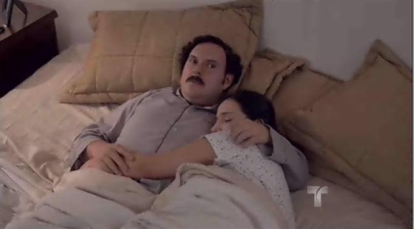 Escobar pasa la noche al lado de su mujer.