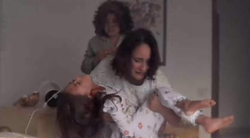 Y Patricia la toma en sus brazos.