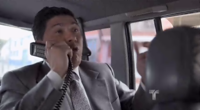Peraza va en su auto definiendo estrategias para acabar contra el narcotráfico sin imaginarse que al que lo quieren acabar es a él.