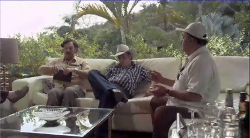 Los mafiosos se reúnen con el comandante en Medellín que les brinda protección.