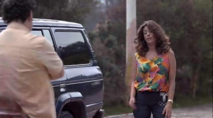 Pablo hace ir a Regina a la fuerza a un encuentro con ella.