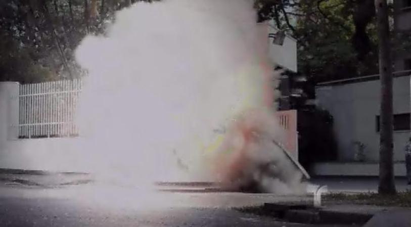 Causando una gran explosión.