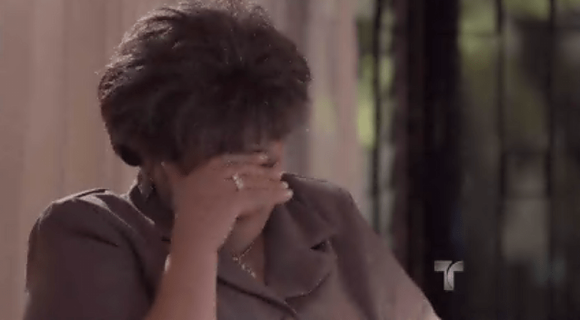 Cuando oye la noticia, Doña Enelia, madre de Escobar, estalla en llanto, pues sabe que su hijo está detrás de ese secuestro.