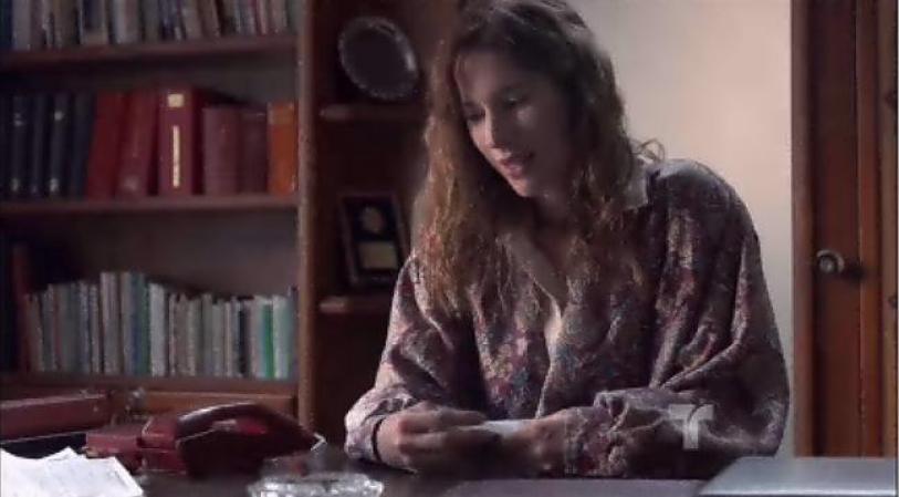 La hermana de Pizano lee la carta en donde éste expone sus ideales, sin saber lo ocurrido en el avión.