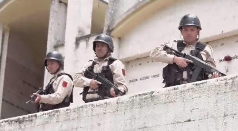 Pero muy pronto se dan cuenta que no fue buena idea, ya que está lleno de Policías.
