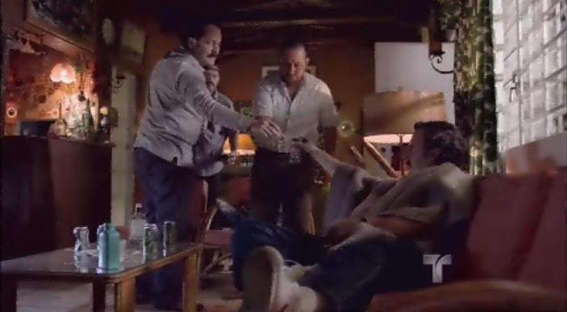 Escobar, quien también brinda por la memoria del Chili, les da permiso de que se tomen la noche y se queda sin escolta.