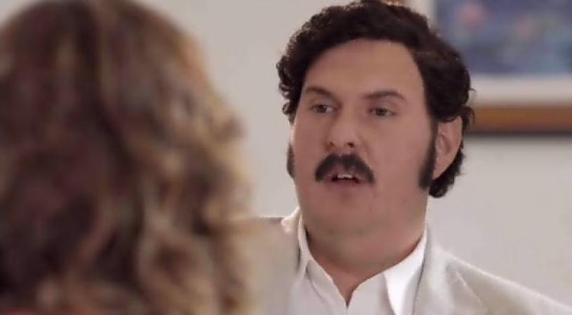 Pablo dice a Regina que la escogió a ella para darle "la exclusiva", pero que quiere que se conozcan primero.