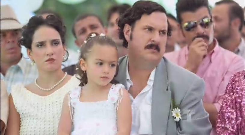 A pesar de que es buscado por la Policía, Escobar se da el lujo de hacer una gran fiesta en su hacienda.