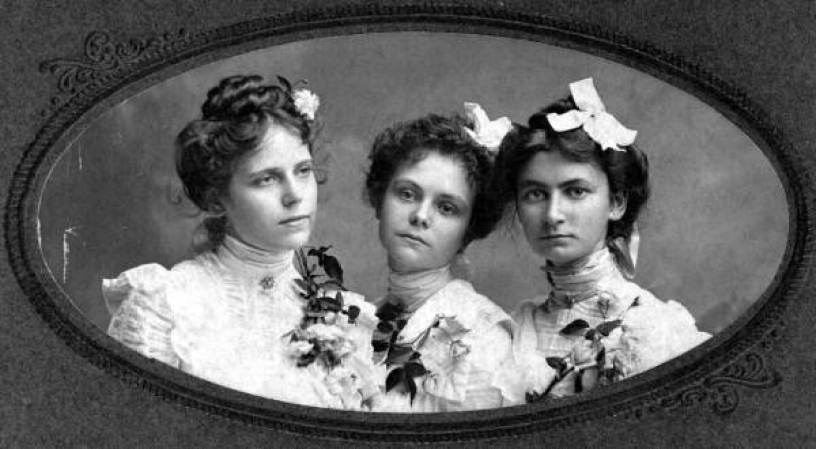 Las jóvenes Mamie Johnson Bierly y Willie Johnson Duval se tomaron esta foto en Tallahassee junto con otra muchacha cuyo nombre se desconoce. Lo hicieron entre los años 1900 y 1905.