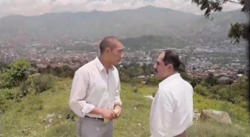 En su encuentro el informante no le quiere decir mucho, sin embargo le advierte que lo quieren matar.