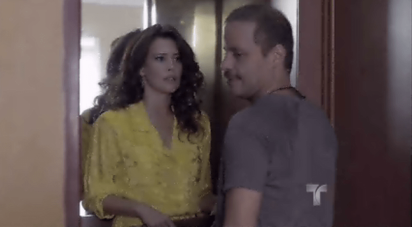 Marino intercepta a Regina y le dice que su patrón la quiere ver "por las buenas o por las malas".