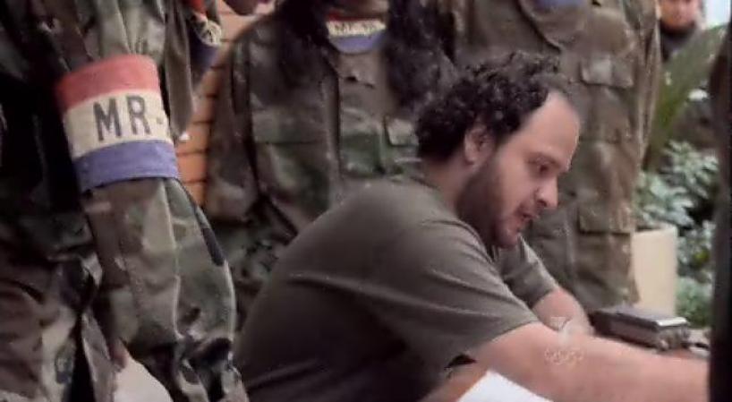 Su líder les explica cómo entrarán por dos puertas.