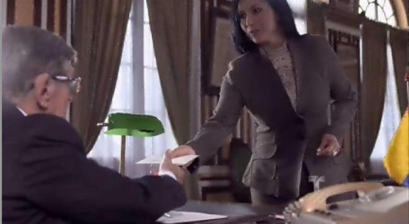 El Presidente de la República recibe un sobre importante.