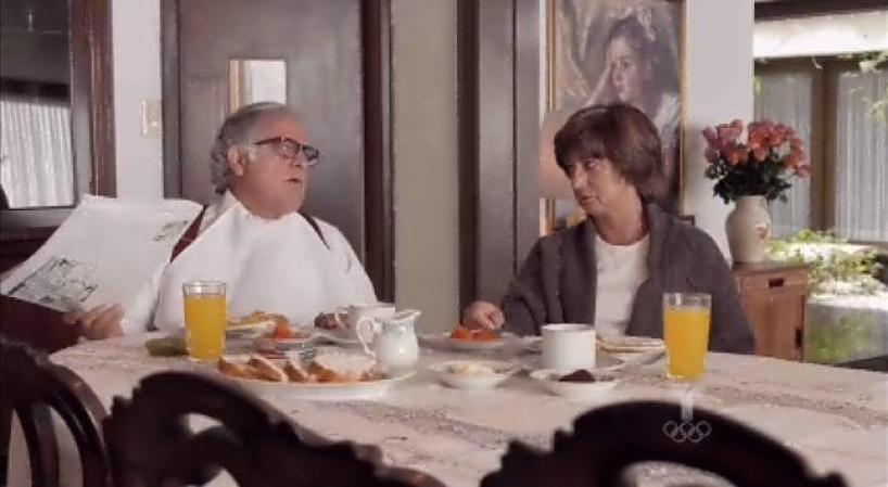 La esposa de Guillermo Cano le dice que tenga cuidado con los editoriales que escribe, pues su vida puede estar en peligro.
