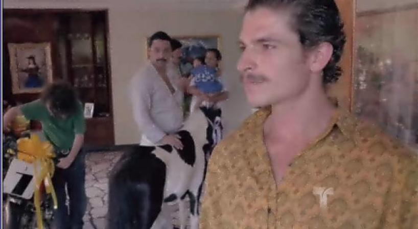 Mientras Escobar reparte regalos a sus hijos. El Chili y el Topo, aunque no muy convencidos, regresan con Escobar.