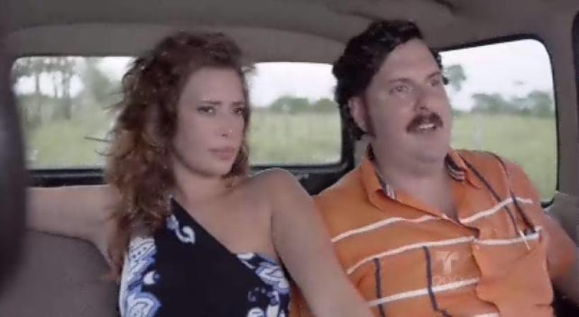 Regina le arma una escena de celos a Pablo, y le pide que no la vuelva a llevar al mismo lugar que a su esposa.
