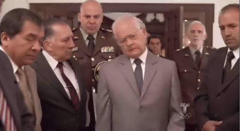 El Presidente y los Ministros ven por televisión lo que está ocurriendo.