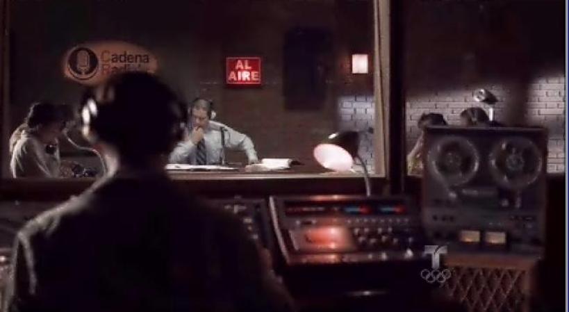Las estaciones de radio locales entrevistan a los magistrados quienes hablan desde su posición de rehenes en el Palacio de Justicia.
