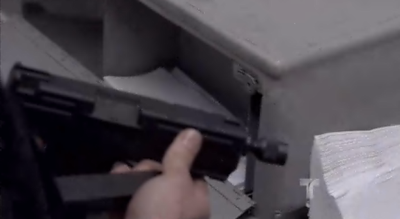 Y encuentra el arma con la que debe matar a Pizano.