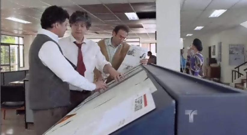 Los hermanos Cano se encuentran en el periódico cuando reciben una llamada de amenaza.