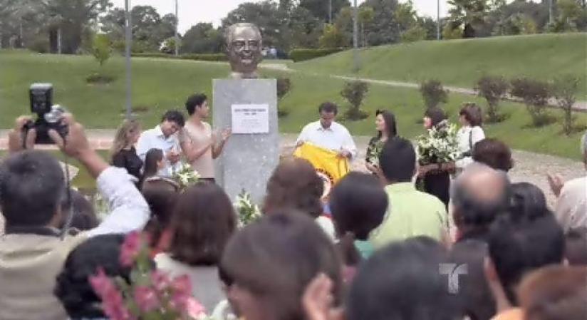 En Medellín, a un año de la muerte del periodista Guillermo Cano le erigen un monumento con su cabeza.