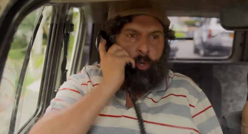 Escobar vuelve a llamar a su familia desde el carro en movimiento.
