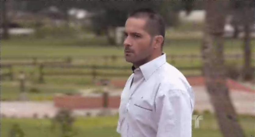 Pineda va pasando cuando escucha que tienen al Chili ubicado y que van a ir tras de él.